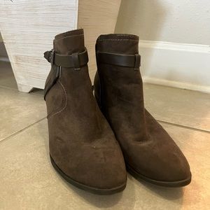 Dark brown/grayish booties